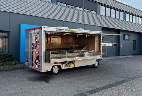 Zijaanzicht van een verkoopwagen voor vis met geopende luifel